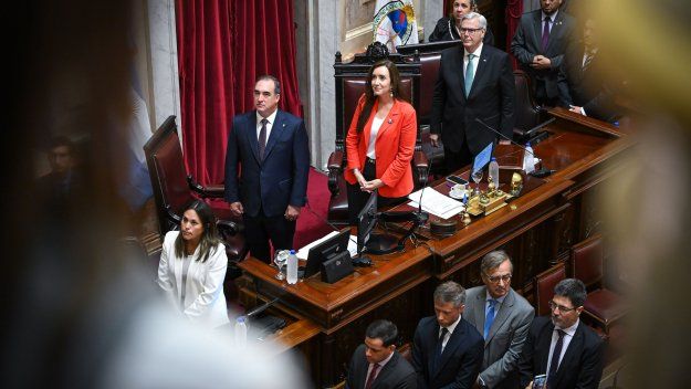 Victoria Villarruel con las autoridades del Senado.&nbsp;