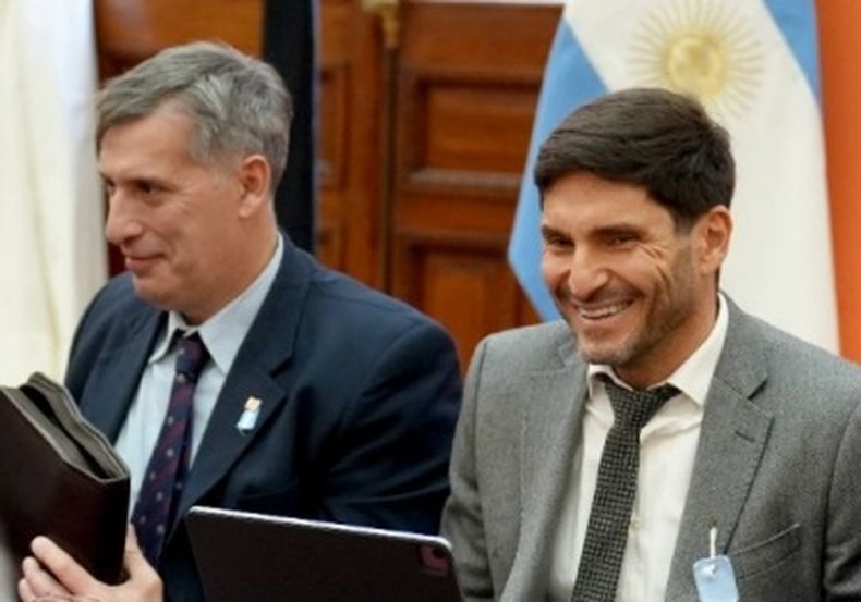 Maximiliano Pullaro, junto al custudio de las cuentas provinciales, el ministro Pablo Olivares.