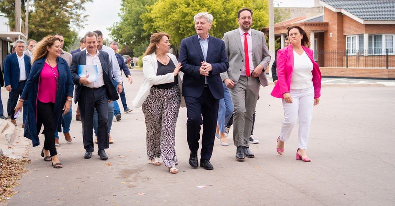 El gobernador de La Pampa junto a intendentes e intendentas: de su brazo, Adriana García, exdiputada nacional y jefa comunal de Winifreda por quinta vez.