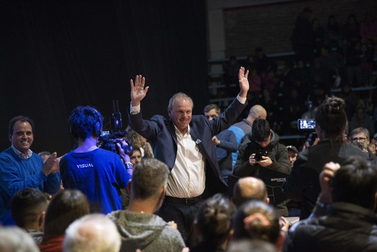 Guillermo de Rivas es aplaudido por Juan Manuel Llamosas, quien lo ungió como candidato del oficialismo.