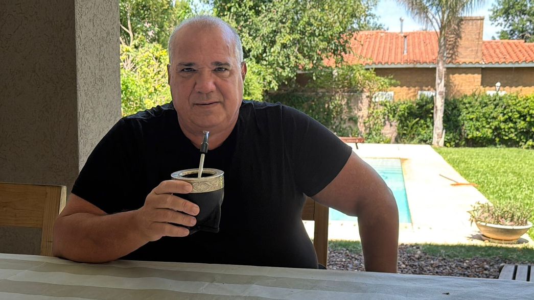 Julián Galdeano, disfrutando del patio de su casa ubicada en la localidad santafesina de Funes