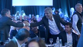 El show de Toto Caputo en IDEA: círculo violeta enamorado, el aplausómetro y dos luces de alerta