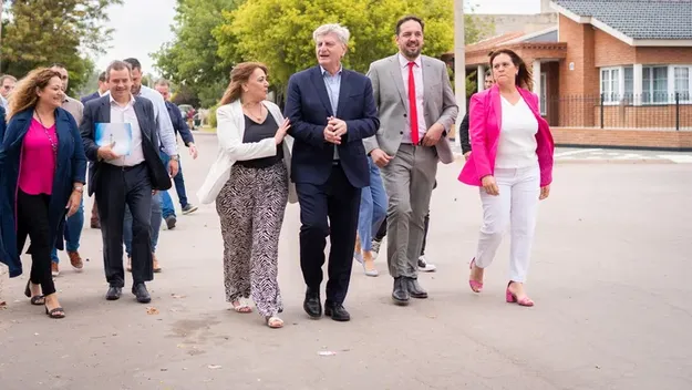 El gobernador de La Pampa Sergio Ziliotto junto a intendentes e intendentas: el ajuste golpea a las gestiones de todos los partidos. El gobernador de La Pampa Sergio Ziliotto junto a intendentes e intendentas: el ajuste golpea a las gestiones de todos los partidos.