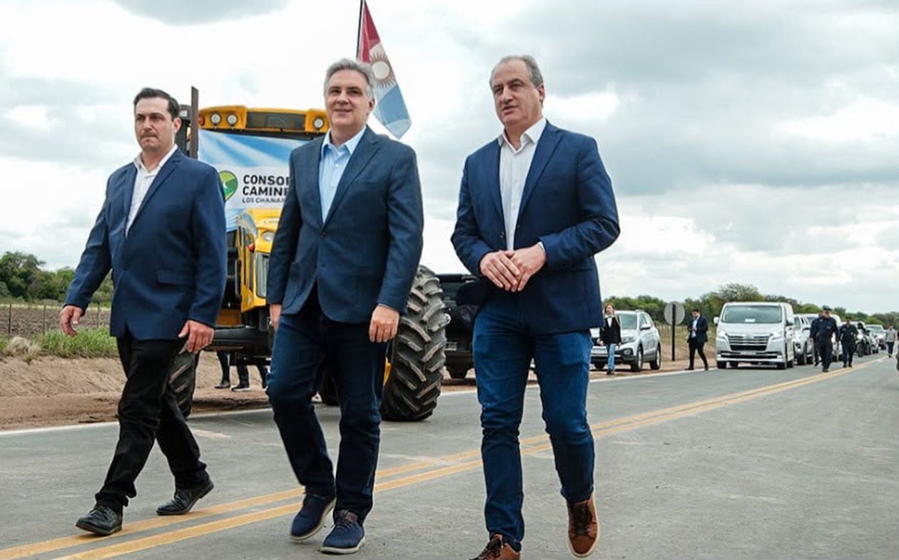 Mart&iacute;n Llaryora junto con los intendentes de las localidades que tendr&aacute;n el nuevo tramo de la autopista