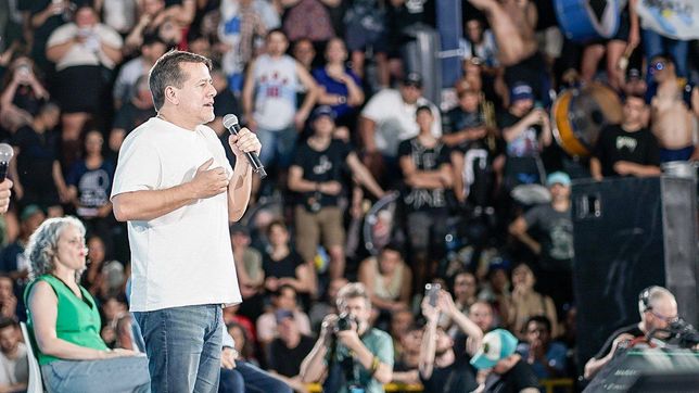 recalde encabezo el cierre del peronismo porteno llamando a frenar al gobierno de milei