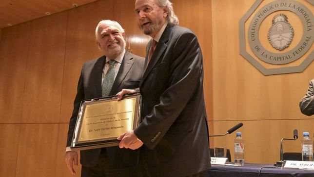 Juan Carlos Maqueda (en la foto, con el excamarista Ricardo Gil Lavedra) cuestionó el falló que censuró la difusión de los audios de Karina Milei.