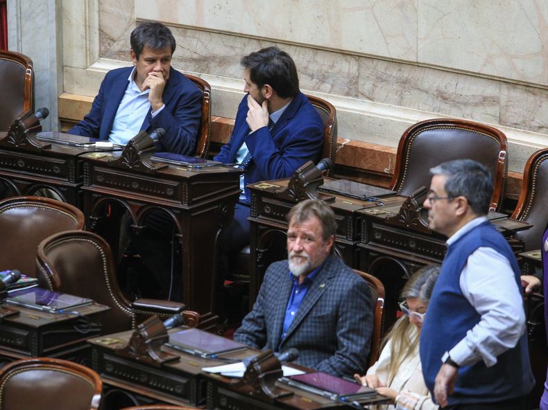 Facundo Manes, con sus pares Pablo Juliano y Jorge Rizzotti (DPS). Mira Germán Martínez (Unión por la Patria). Bloques claves de la oposición, que busca superar la presión de Diego Santilli.&nbsp;