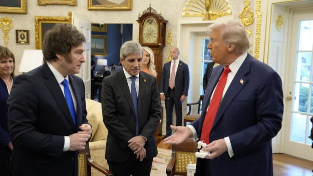 Javier Milei y Toto Caputo, atados a Donald Trump.