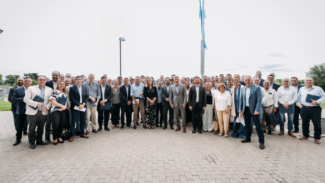 Rogelio Frigerio reunió a más de ochenta intendentes e intendentas de Entre Ríos este jueves, en Paraná. Salvavidas financiero para tapar el bache de la ausencia de recursos nacionales.