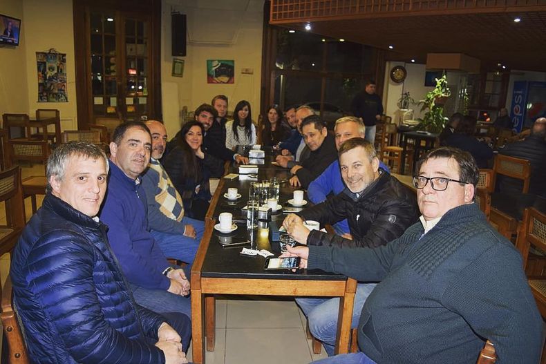 Otros tiempos: Ignacio Sala, Javier Pretto y una mesa del PRO de Córdoba tenía varias sillas antes de las ofertas de Martín Llaryora.