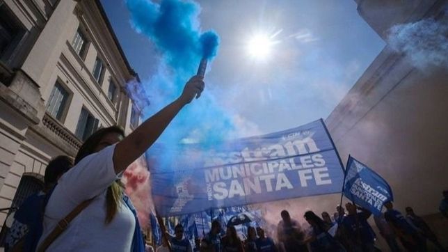 Santa Fe: a más de cincuenta localidades les costó pagar el aguinaldo y presionan a Pullaro por una ley clave