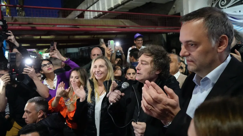 Manuel Adorni, junto a Javier Milei y Karina Milei. 