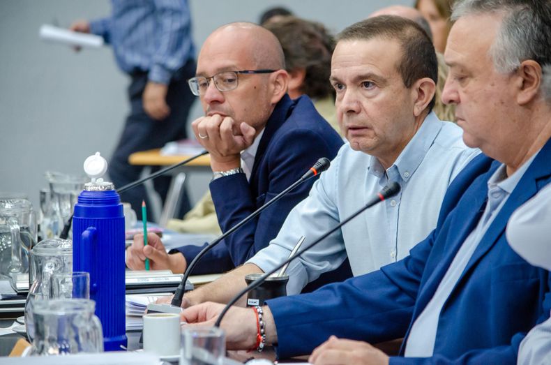 Jos&eacute; Vanini, en la foto junto a su subsecretario Bruno Ram&iacute;rez, debut&oacute; en la Legislatura y recibi&oacute; las chicanas del ultravernismo.