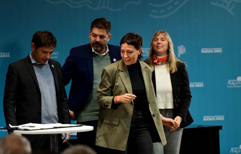 Mayra Mendoza junto al gobernador Axel Kicillof.