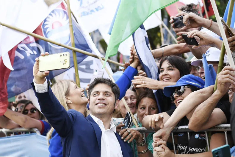 kicillof selfie en san pedro.webp
