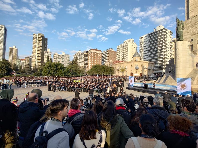Así esperaba el Monumento a la Bandera a Javier Milei.