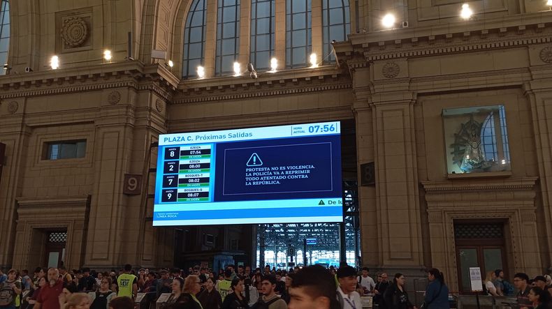 El mensaje del gobierno de Javier Milei en la estación Constitución.
