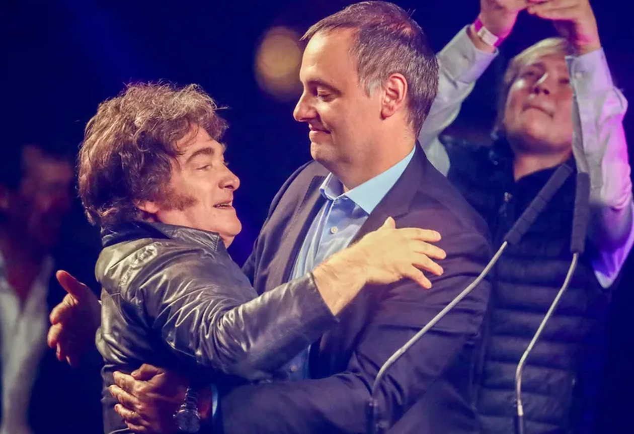 Encuesta: pese al respaldo de Javier Milei, casi la mitad de sus votantes rechaza a Manuel Adorni