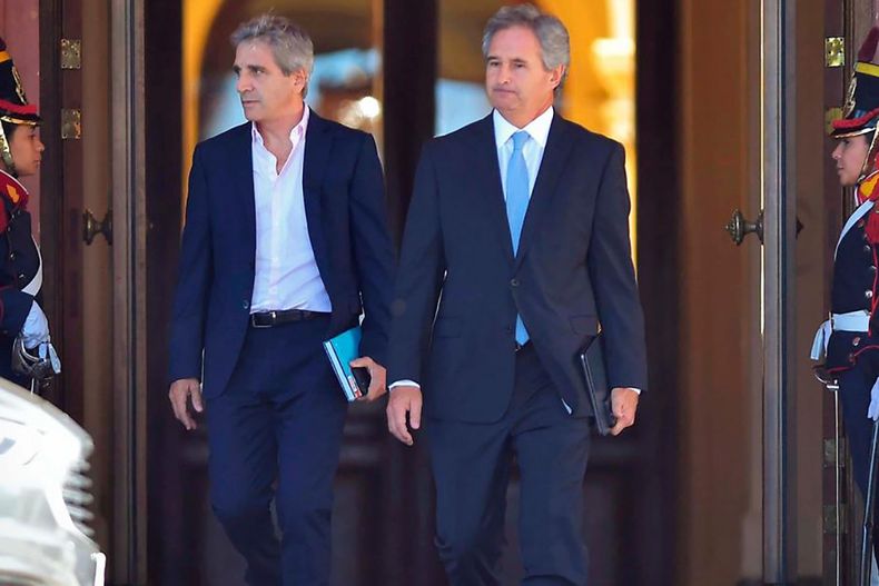 Toto Caputo y Pablo Quirno, el nuevo timón de la diplomacia de Javier Milei. 