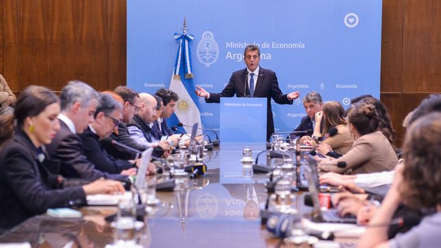 massa luce traje de presidente y afina el plan para pescar votos huerfanos