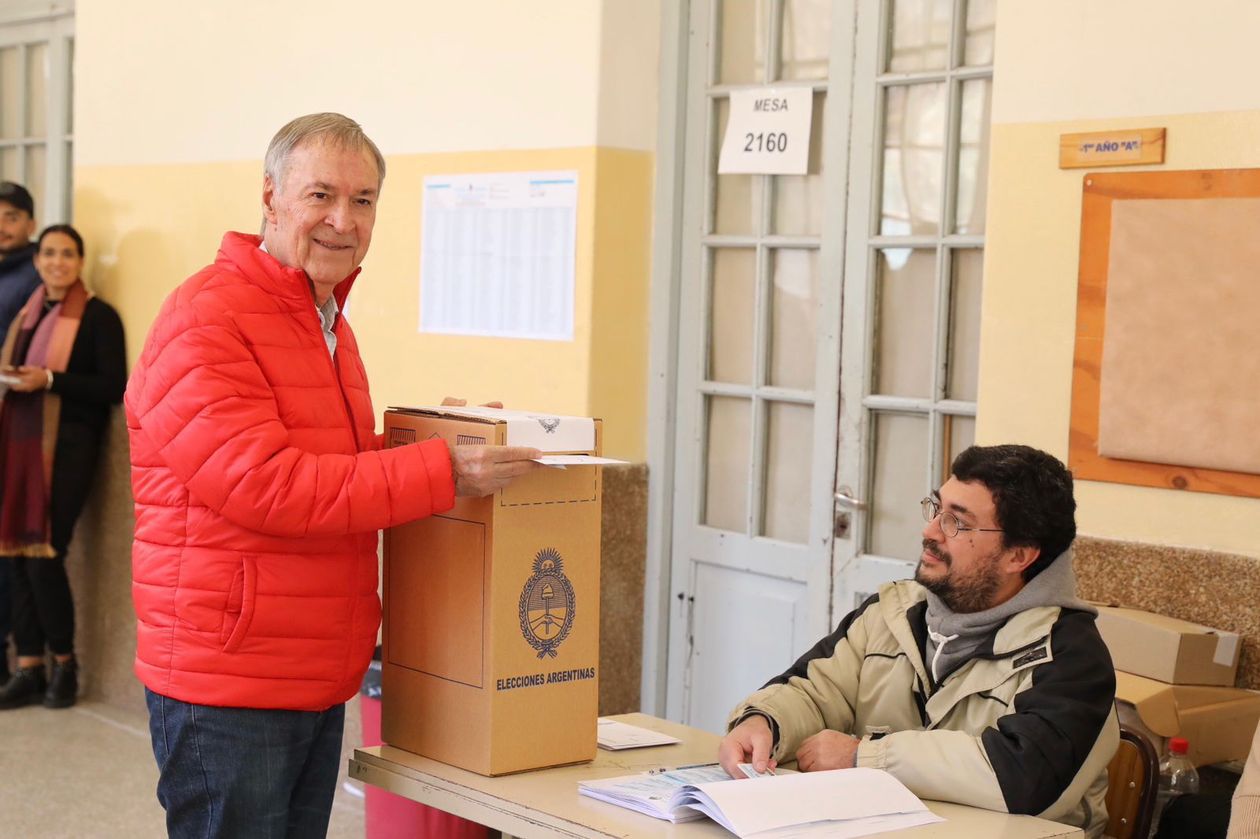 El gobernador de Córdoba y precandidato de Hacemos por Nuestro País votó temprano en la escuela Domingo Savio.&nbsp;