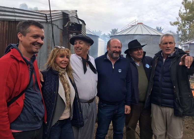 Rejunte opositor: alrededor del asador posan el exintendente Leandro Altolaguirre, la diputada Sandra Fonseca, el senador Daniel Kroneberger, el dirigente Javier Díaz y el líder de Comunidad Organizada Juan Carlos Tierno.