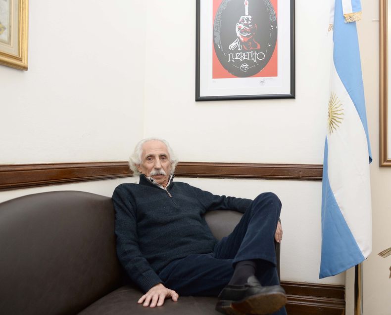 Luis Lata y su cuadro de Luzbelito.