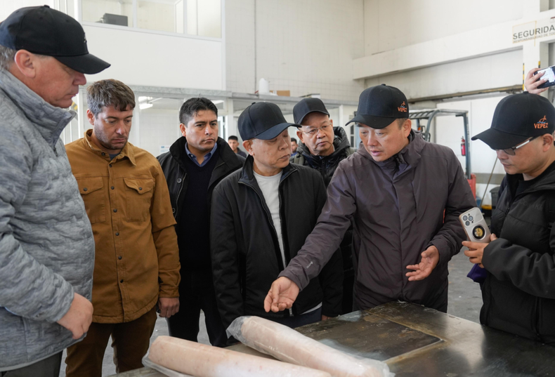 Vidal junto a los empresarios de la firma Hong Dong. FOTO: https://redesalmar.com/