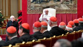 El papa Francisco, con cardenales de la Curia romana