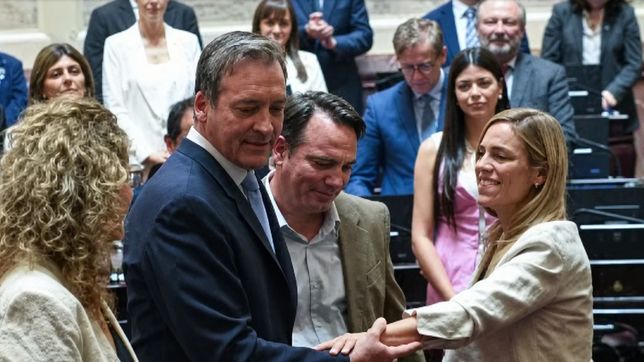 Carlitos Soria, entre sus hermanos, en la jura de Martíncomo senador por Río Negro.