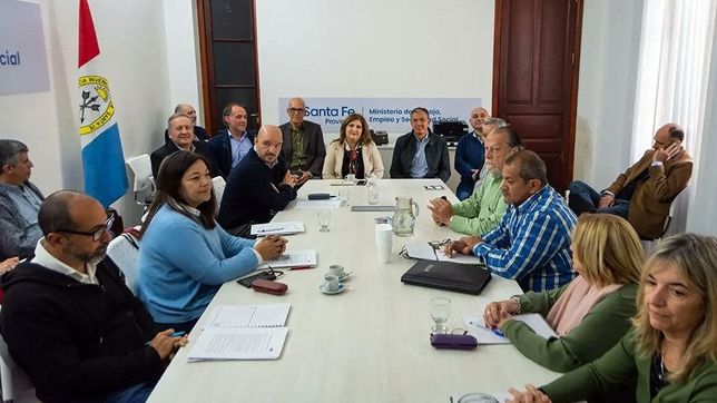 perotti endereza el conflicto estatal, pero no sale del barro docente