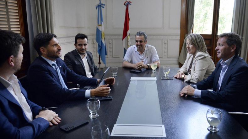 Encuentro entre Alejandra Monteoliva y el gobiernador Maximiliano Pullaro.