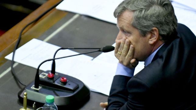 monzo: ?apuesto a que fernandez camine de vuelta hacia el centro?