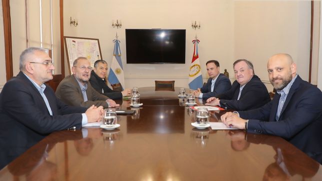 Corach, Calvo y Pusineri del lado peronista de la mesa; Puccini, Michlig y Enrico del lado radical.