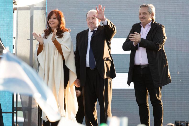 Otros tiempos: 17 de octubre de 2019, Carlos Verna con Cristina y Alberto Fernández. Ahora el exgobernador de La Pampa se mostró muy crítico del gobierno nacional.