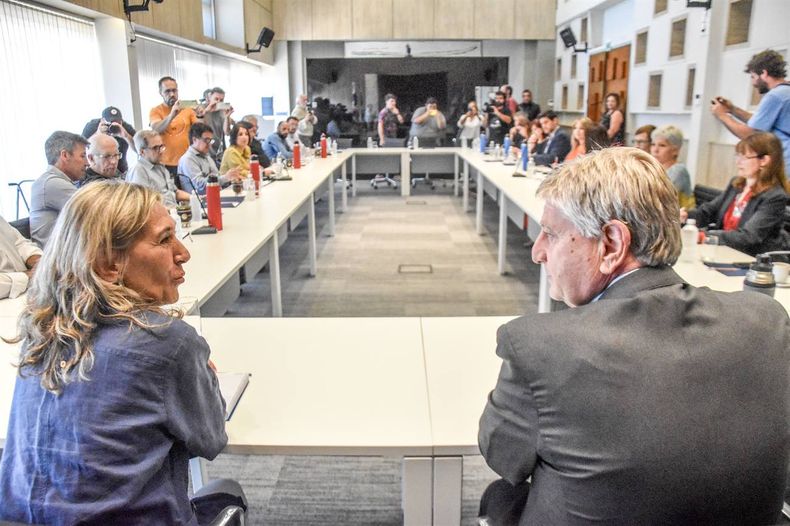 El gobernador de La Pampa Sergio Ziliotto y su vice, Alicia Mayoral, en el encuentro que tuvo la semana pasada con todos los partidos políticos para fijar posición sobre el impacto del ajuste en la provincia. (Gentileza www.radiokermes.com)