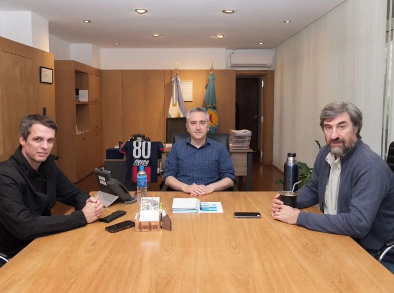 Andrés Larroque junto a Enrique Cresto y Ángel Giano, dirigente de Entre Ríos, en octubre del año pasado. 
