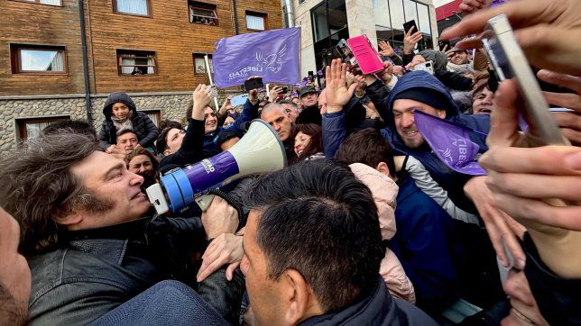 Javier Milei en Tierra del Fuego: protestas y caminata suspendida en un paso de campaña fallido