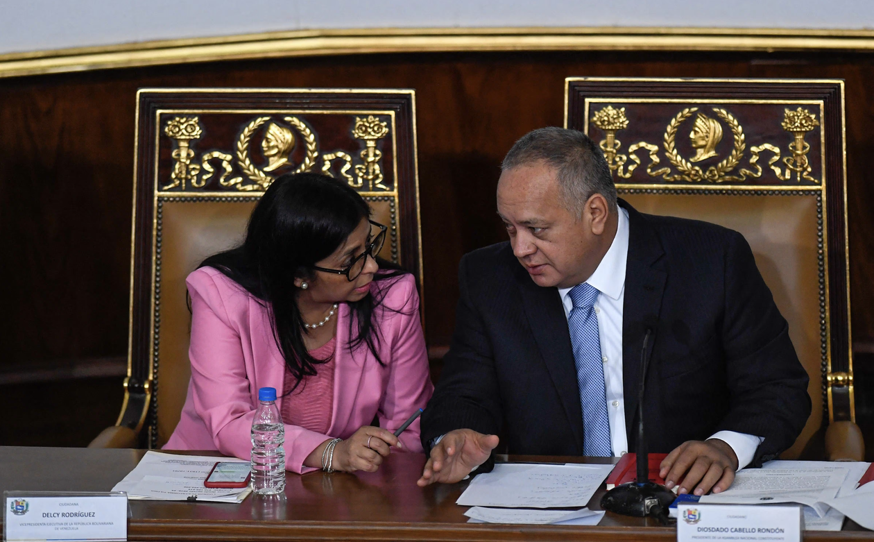 Delcy Rodríguez y Diosdado Cabello, máximas figuras del poder residual del chavismo en Venezuela.