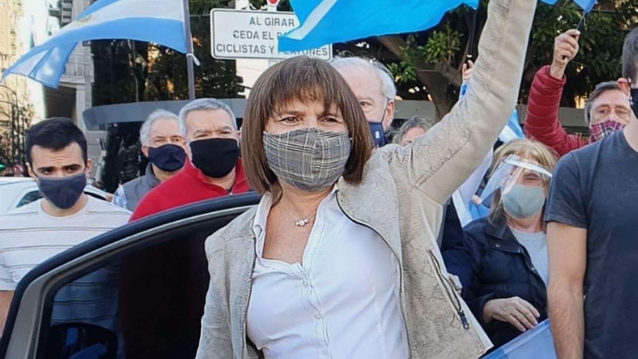 Patricia Bullrich, en 2020, cuando cortaba calles para protestar contra la cuarentena.
