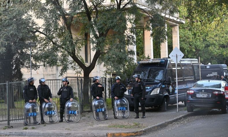Atentado a Cristina Fernández de Kirchner Atentado a Cristina Fernández de Kirchner Fernando Sabag Montiel Brenda Uliarte