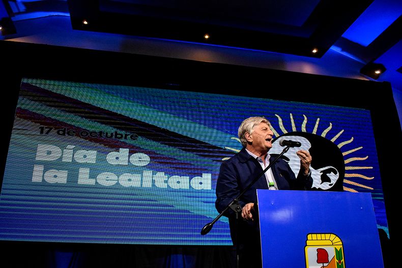 El gobernador de La Pampa, Sergio Ziliotto, haciendo el discurso del Día de la Lealtad como presidente del PJ: en el acto, las presencias más fuertes fueron sindicatos. FOTO: www.radiokermes.com