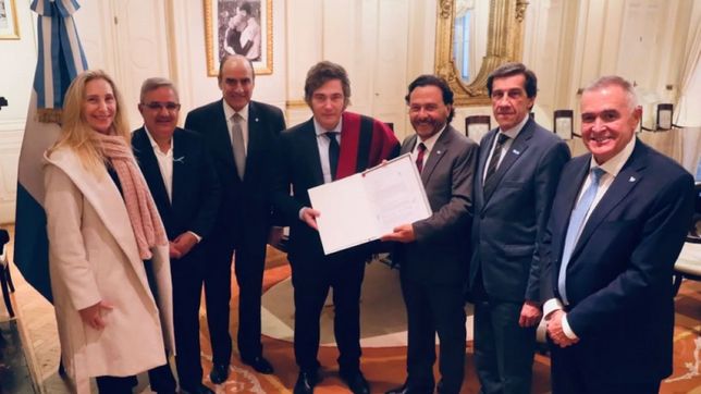 Los gobernadores del Norte Grande Osvaldo Jaldo (Tucumán), Raúl Jalil (Catamarca), Carlos Sadir (Santiago del Estero) y Gustavo Sáenz (Salta) junto a los hermanos Javier Milei y Karina Milei. 