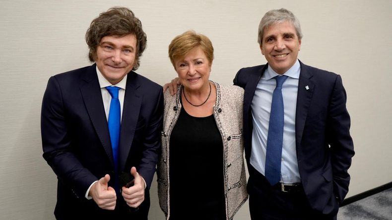 Javier Milei, Kristalina Georgieva y Toto Caputo.