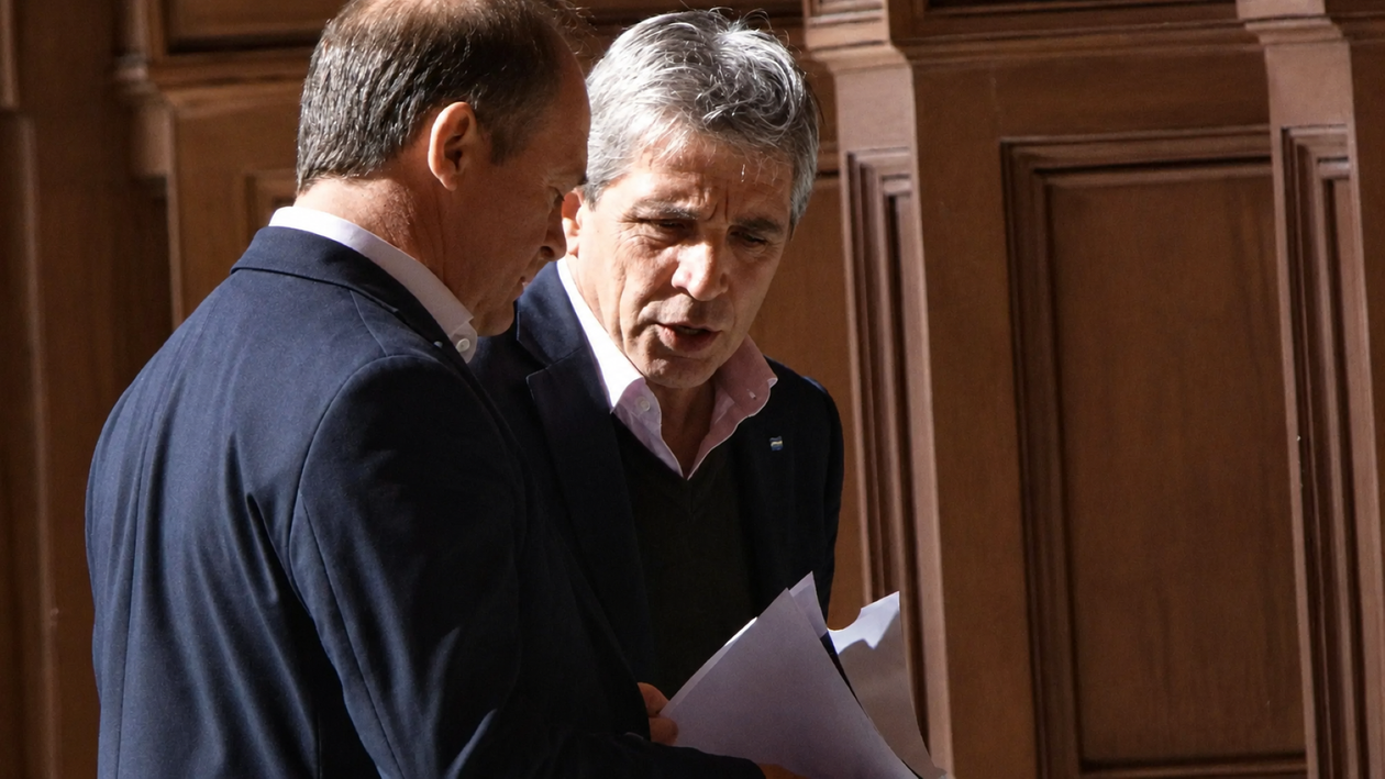 Toto Caputo y Daniel González, secretario de Energía