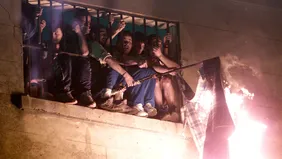 Motín en el penal de Devoto, en la Ciudad de Buenos Aires, en reclamo de mejores condiciones de detención.