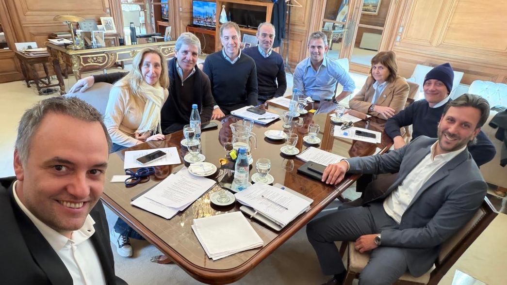 Santiago Caputo, los Menem, Adorni y Bullrich, todos cara a cara en la mesa política del Gobierno
