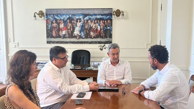 Pablo Javkin y el ministro de Gobierno Sebastián Chale recibieron en su despacho a Roberto Sukerman.