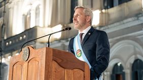 Rogelio Frigerio, el día de su asunción como gobernador, frente a la Casa Gris. Rogelio Frigerio, el día de su asunción como gobernador, frente a la Casa Gris.