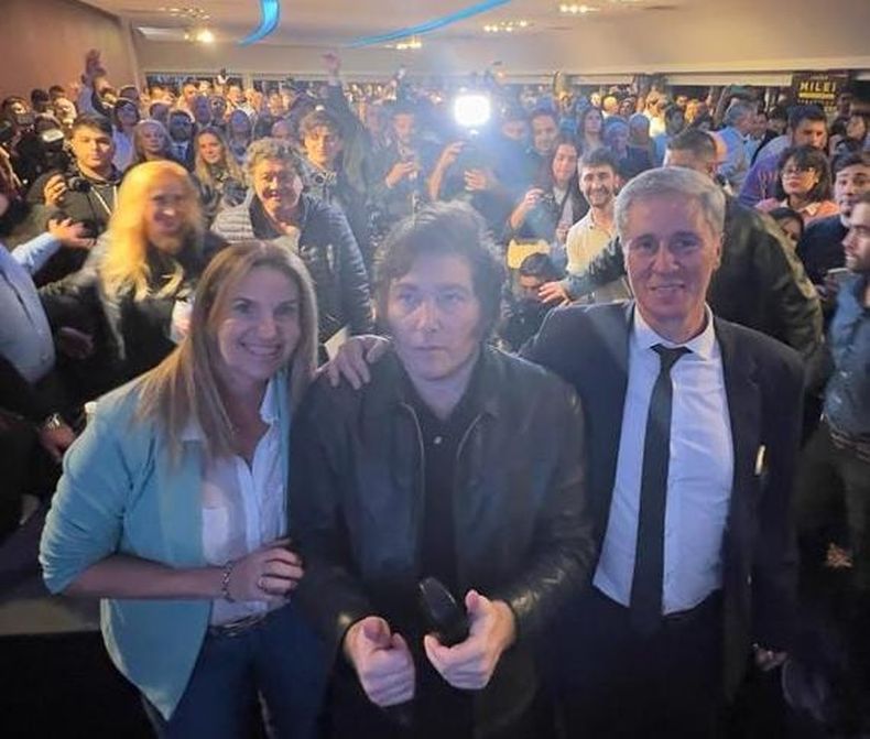 Milei junto con Etchevehere y su compañera de fórmula en Paraná.